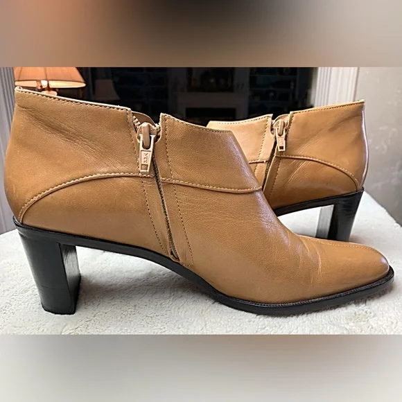 Vintage Tan leather booties by Etienne Aigner - Picture 4 of 9